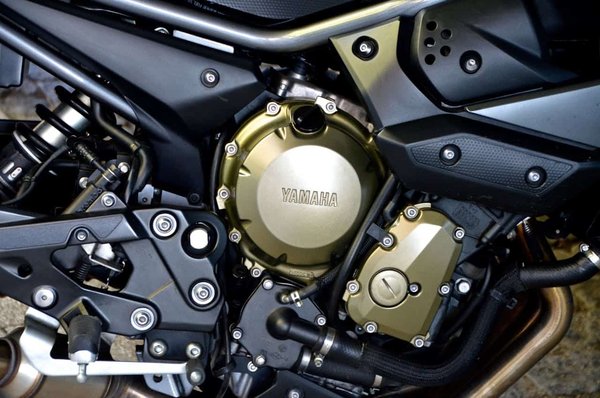 Comment installer un porte-bagages arrière sur une Yamaha MT-07 pour les longs trajets ?